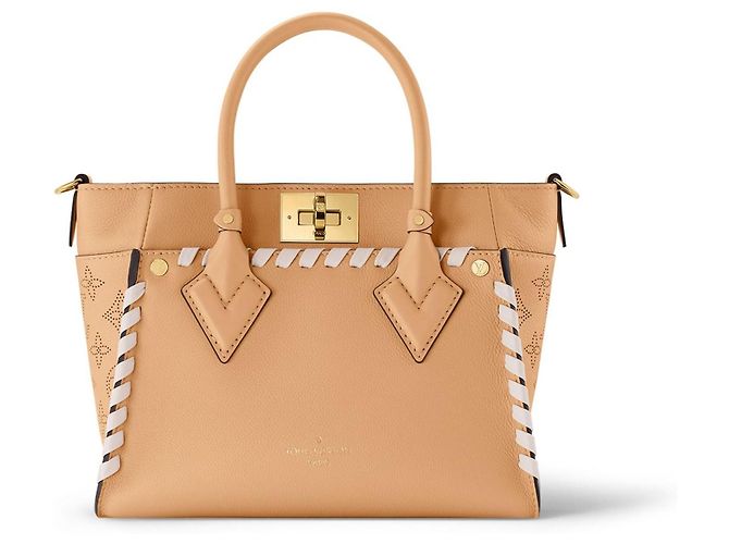 Bolsa Louis Vuitton On My Side em couro bege