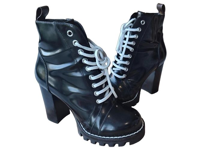 Louis Vuitton Stivaletti stringati in pelle nera Nero