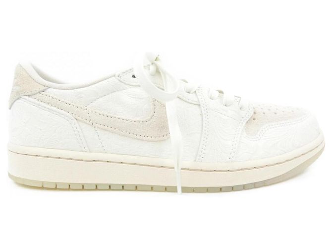 Autre Marque Baskets Nike Jordan Blanc Beige