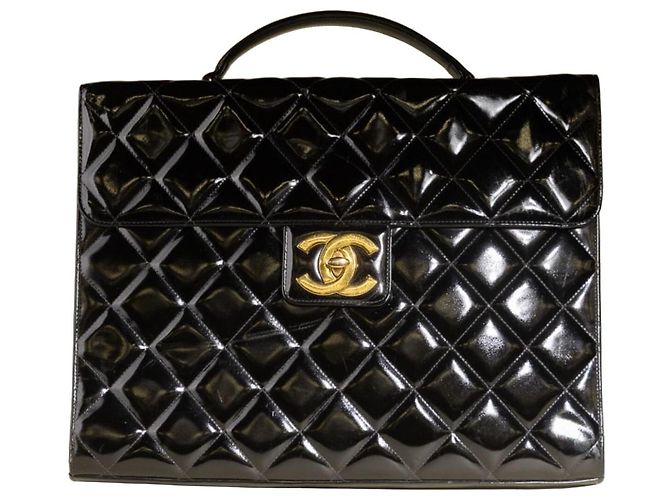 Chanel gesteppte Handtasche aus schwarzem Lackleder