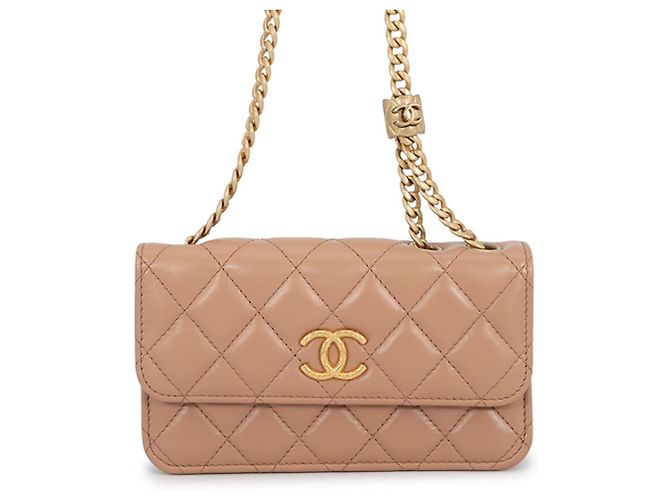 Pochette de celular com corrente Chanel Matelassé Coco Mark em pele de cordeiro AP3047 Bege