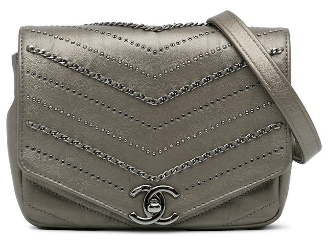 Chanel Mini Bolsa Envelope de Chevron em Pele de Vitelo com Ornamentos Cinza Marrom