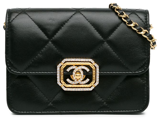 Clutch Chanel em couro de vitelo matelassê preto com strass e aba com corrente