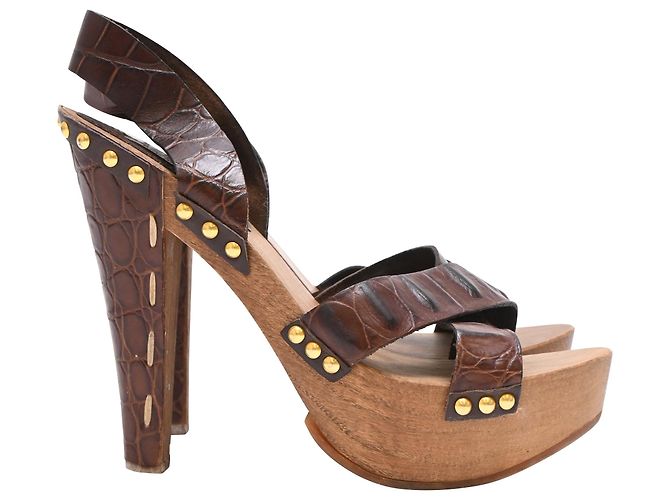 Sabots à plateforme en cuir marron avec embossage crocodile Miu Miu