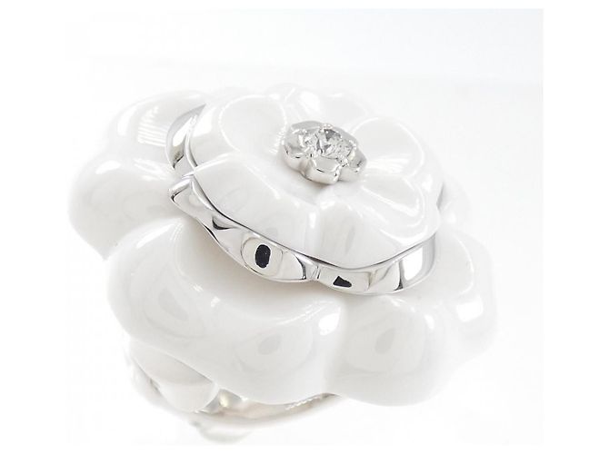 Timeless Anello Chanel Camelia Large in oro bianco e ceramica