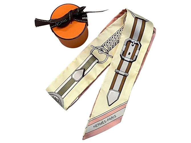 Hermès Lenço Twilly de seda Hermes Grand Tralala Rosa Bege