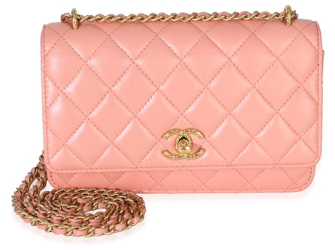 Wallet On Chain Cartera con cadena Chanel en piel de cordero acolchada rosa iridiscente CC