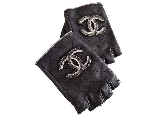 Chanel Luvas sem dedos em couro acolchoado preto logo CC