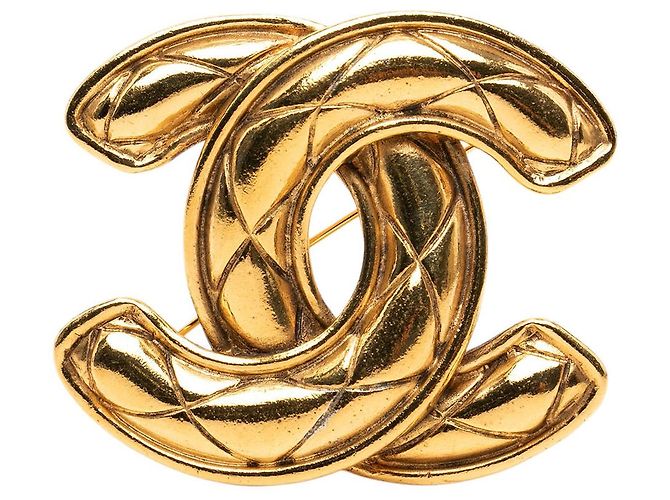 Broche Chanel Gold CC acolchoada banhada a ouro Dourado