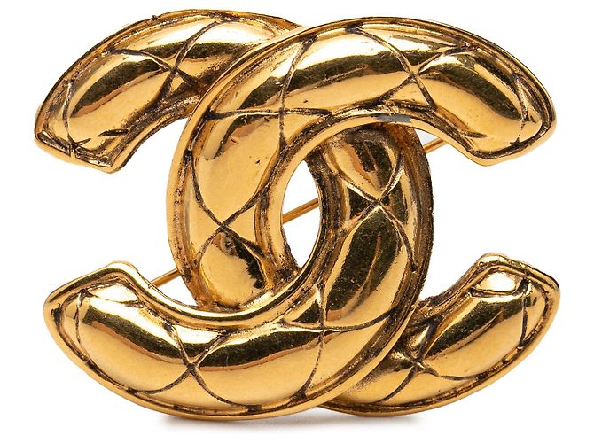 Broche Chanel Gold CC acolchoada banhada a ouro Dourado