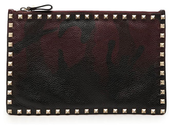Pochette zippée Valentino Rockstud en cuir grainé rouge camouflage Bordeaux