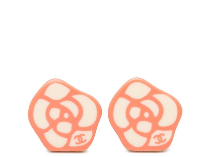 Pendientes de botón Chanel White CC Resin Camellia Blanco Crudo