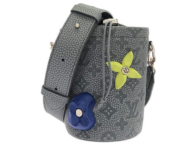 Louis Vuitton Chalk Handtasche Pouch Grau