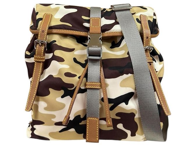 Bolsa de ombro em nylon Prada marrom camuflagem