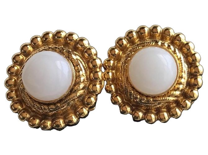 Boucles d'oreilles clips Chanel plaqué or cabochon blanc Doré