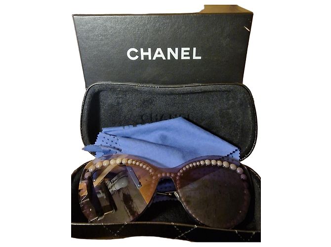 Chanel Óculos de sol com detalhes de pérolas Branco Roxo Metálico