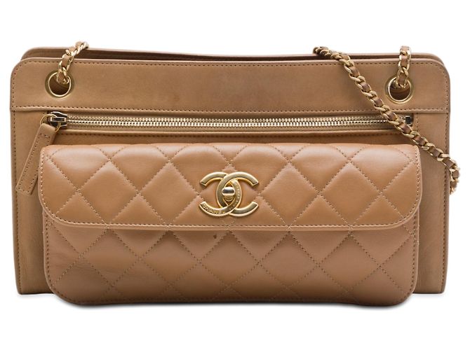 Bolsa de ombro Chanel Brown CC em lambskin matelassê com bolso frontal