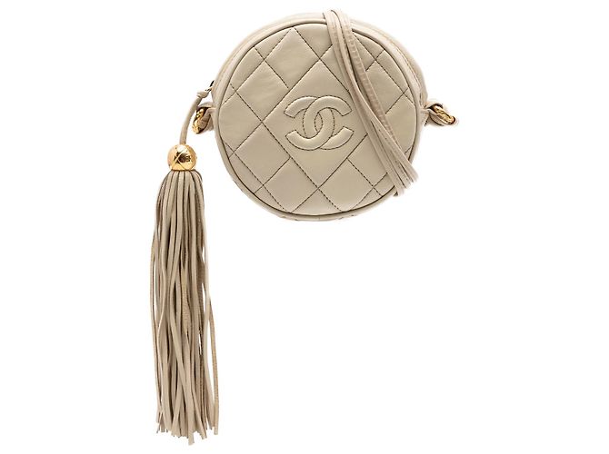 Chanel Bolsa Transversal Redonda de Pele de Cordeiro Matelassê CC Marrom com Borla