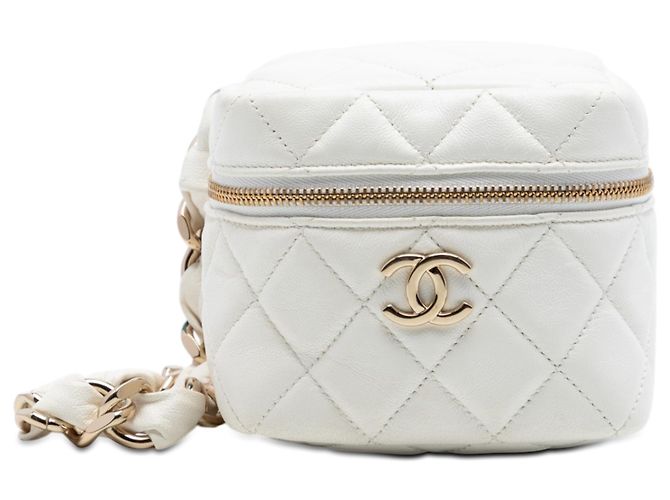 Vanity Clutch Cube Chanel White CC em couro de cordeiro matelassê com zíper e corrente Branco Cru