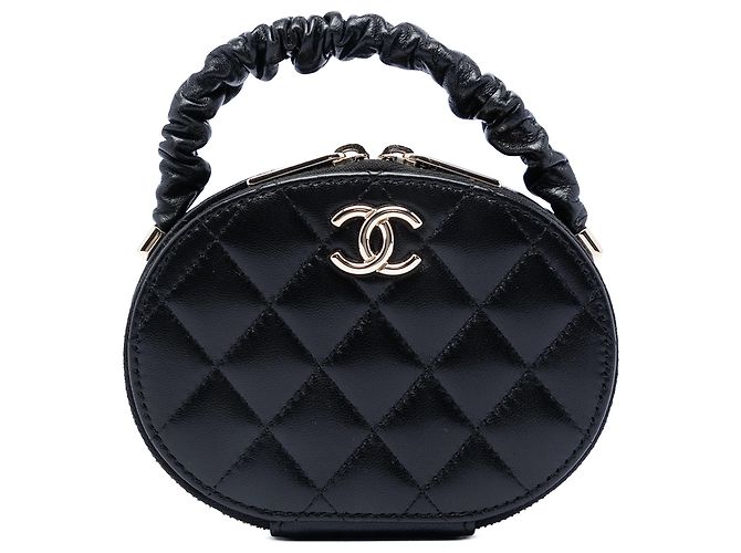 Clutch Chanel Black CC Quilted Lambskin Oval Top Handle Preto