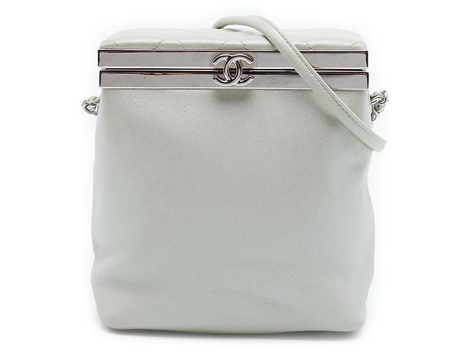 Bolsa de Vanity Chanel White CC Metallic Calfskin Branco Fora de branco