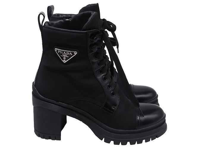 Prada Re-Nylon Metal Triangle Schnürstiefeletten aus schwarzem Leder