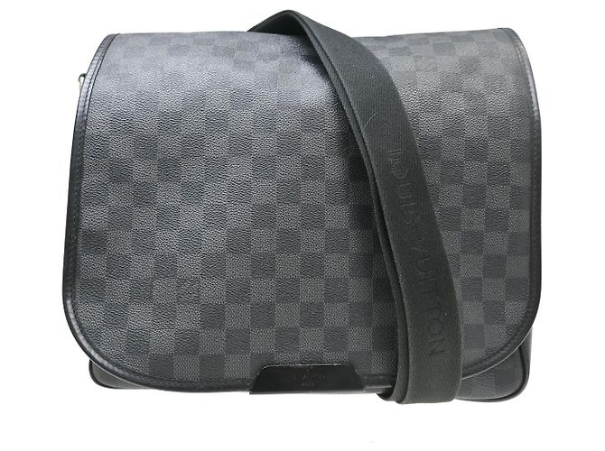 Louis Vuitton Daniel Messenger Damier Graphite MM Noir