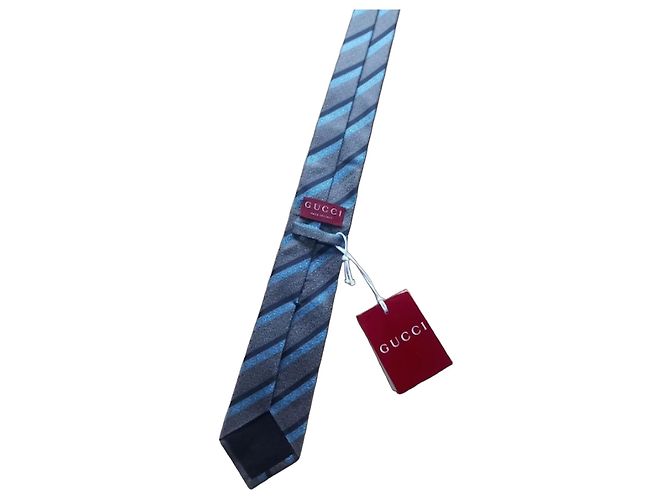 Cravatta in seta Gucci a righe blu e grigie Grigio