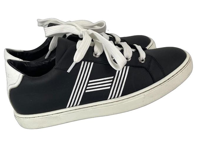 Hermès Baskets en cuir noir avec détail H blanc