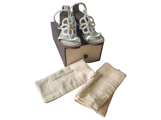 Louis Vuitton Sandales compensées en cuir blanc à fleurs