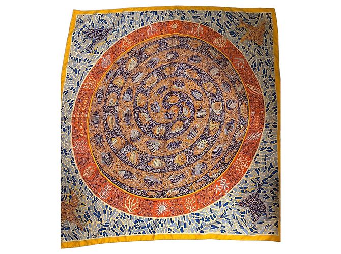 Hermès Lenço de seda "La Légende du Poisson Corail" Branco Azul Laranja Cinza Amarelo