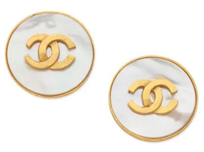 Chanel CC Perlmutt-Ohrringe Weiß Golden
