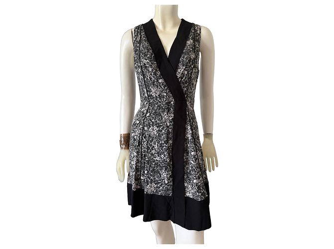 Proenza Schouler Vestido de seda estampado abstrato preto e branco
