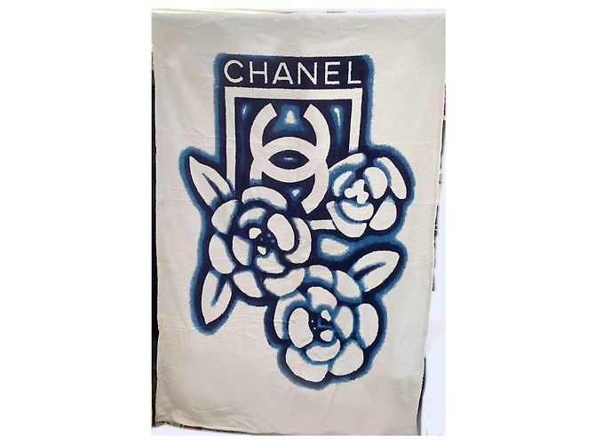 Toalha de Praia Chanel Camellia e Logo Branco Azul