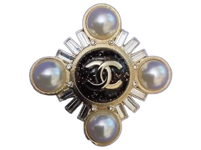 Timeless Chanel Spilla Croce Gripoix Perle e Cristalli Placcata Oro Nero Bianco Gold hardware