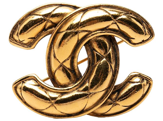 Broche Chanel Gold CC acolchoada banhada a ouro Dourado