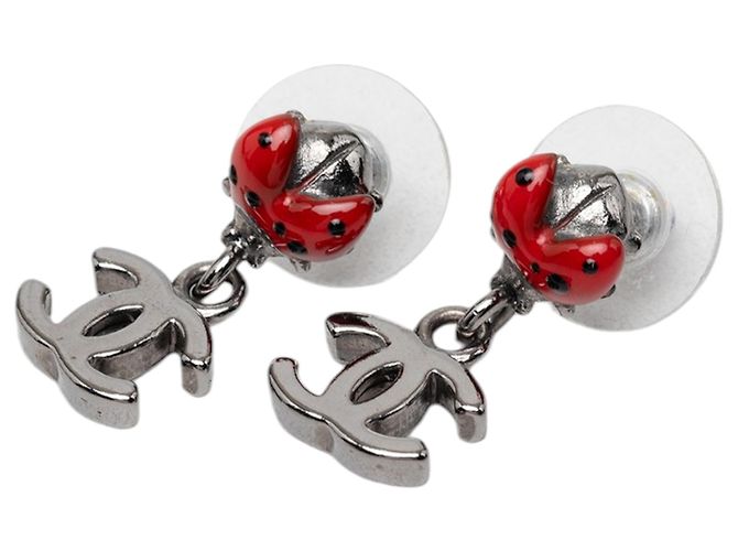 Brincos Chanel Lady Bug CC Drop em latão prateado e esmalte com tarraxas
