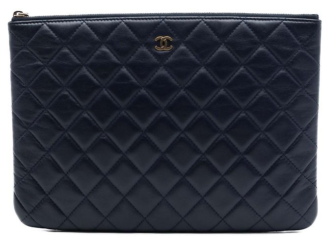 Clutch Chanel Blue Medium Quilted Lambskin O Case Blu navy
