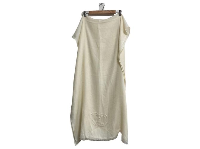Echarpe de cashmere Chanel com marca Coco e pérolas Branco Cru