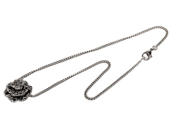 Colar com pingente Camellia em latão e strass CC prateado Chanel Prata