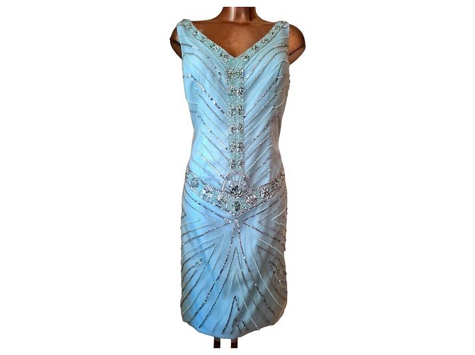 Autre Marque Hellblaues Abendkleid mit Pailletten und Perlen