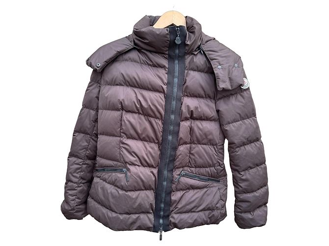 Chaqueta acolchada Moncler marrón con capucha Castaño