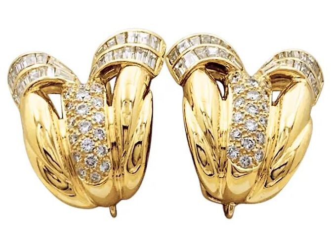 Autre Marque Orecchini "Tulipano" in oro giallo e diamanti.
