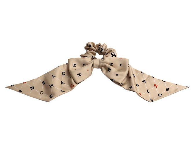 Scrunchie in seta Chanel con logo Coco Mark Beige 