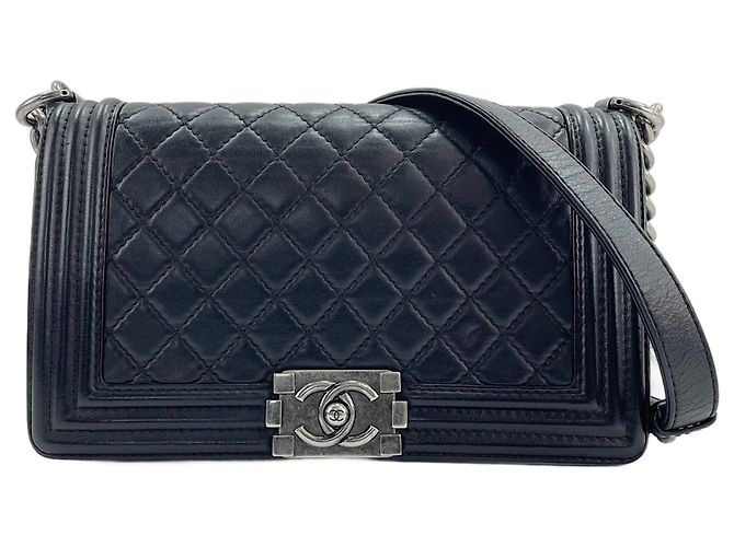 Le Boy Bolsa de ombro Chanel Boy Medium em preto