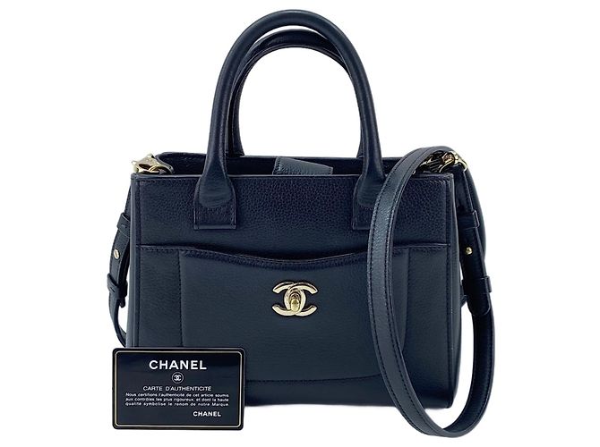 Chanel Neo Executive Handtasche in Schwarz