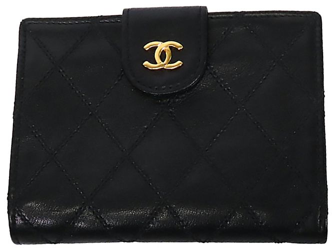 Cartera compacta de piel de cordero acolchida con CC en negro Chanel