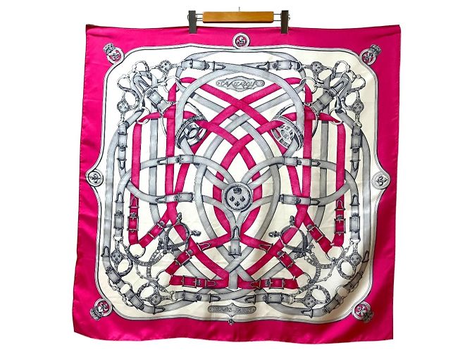 Hermès Cavalcadour Carre 90 Large Seidentuch Pink