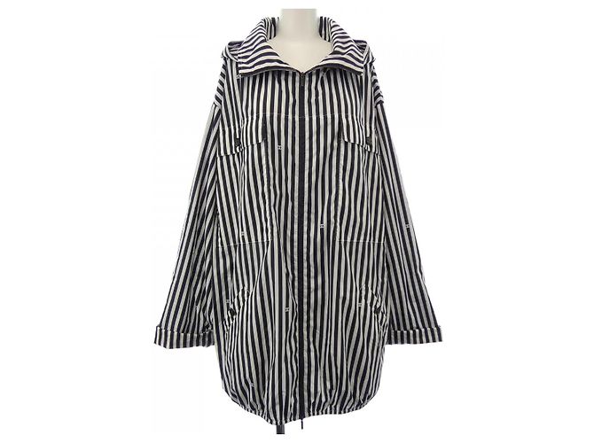 Timeless Chanel Jacke Weiß