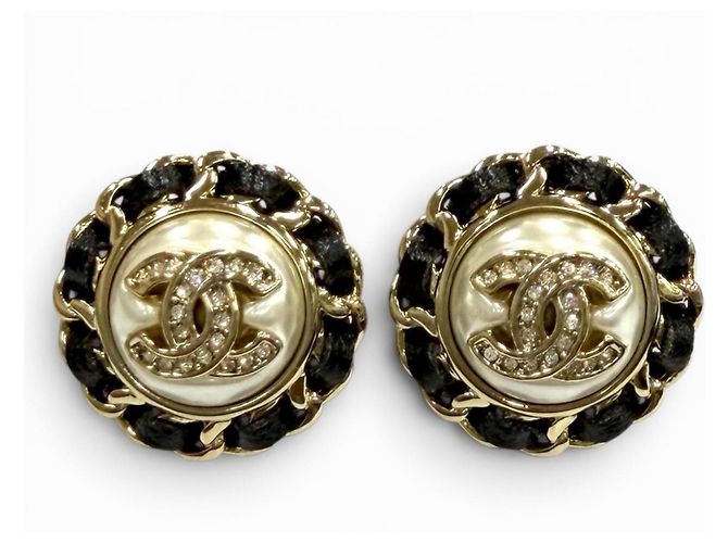 Brincos Chanel B25 Coco Mark de couro com acabamento em cristal e pérolas Preto Branco